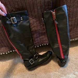 Black biker boots with red zipper